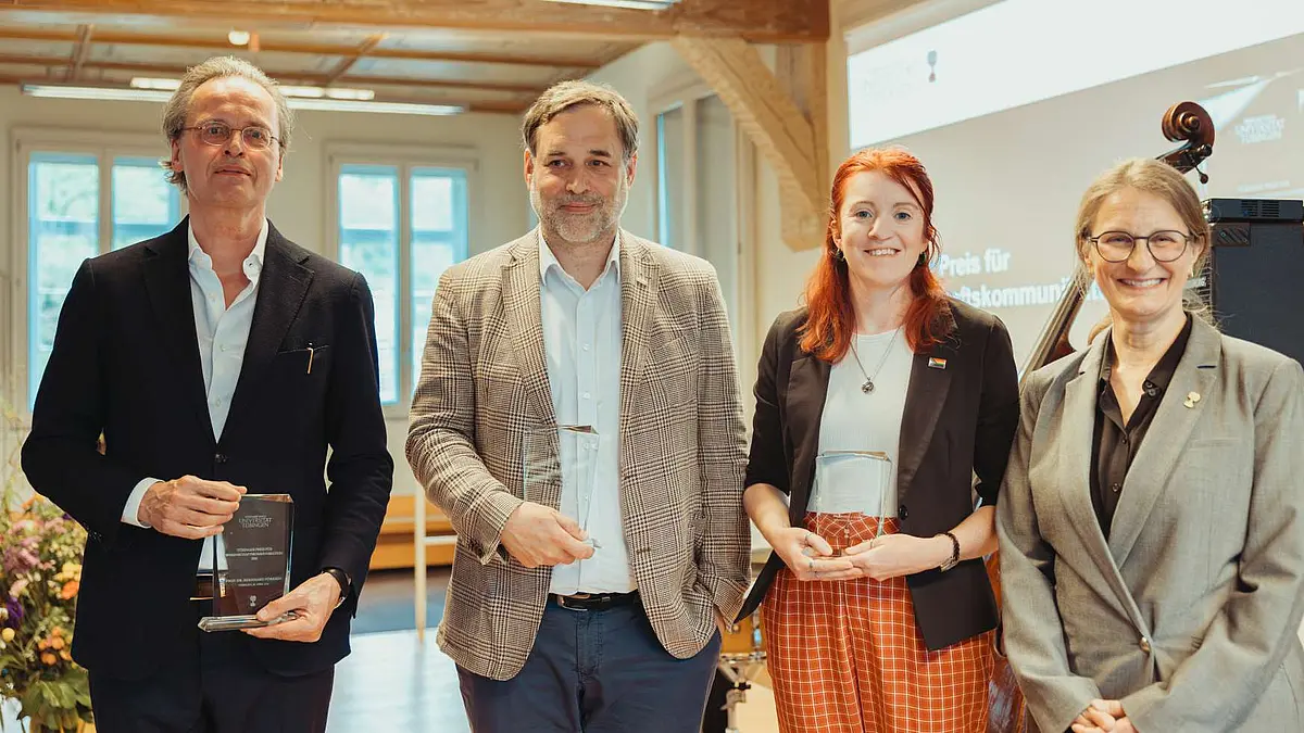 Gruppenfoto mit Professor Dr. Bernhard Pörksen, PD Dr. Rolf Frankenberger, Dr. Rachel L. Gunn und Professorin Dr. Dr. h. c. Monique Scheer, Prorektorin für Internationales und Diversität (von links)