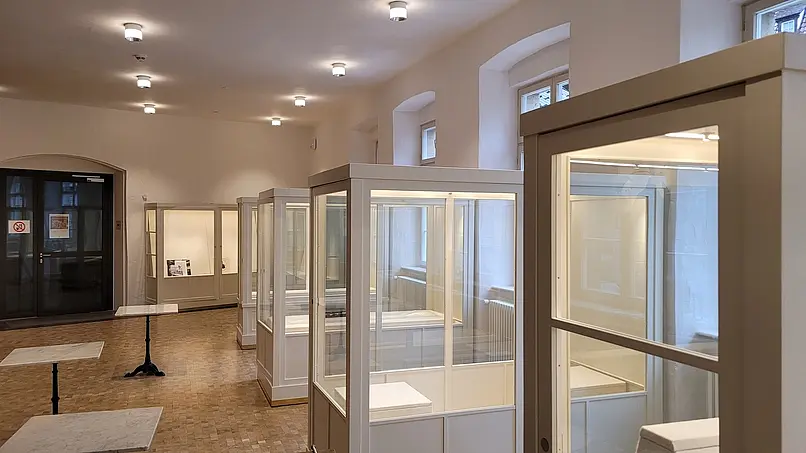 Restaurierte Vitrinen im Pfleghof