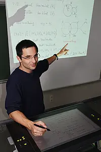 Juniordozent Dr. Sebastian Slama setzt in seinen Lehrveranstaltungen in der Physik auch auf neue Lehrtechnologien wie das Grafiktablet. Foto: privat