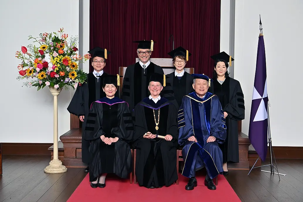 Karla Pollmann (Mitte), Rektorin der Universität Tübingen, bei der Verleihung der Ehrendoktorwürde durch die Doshisha-Universität in Kyoto. Links Tomoko Ueki, Rektorin der Doshisha-Universität, rechts Kanzler Eiji Hata