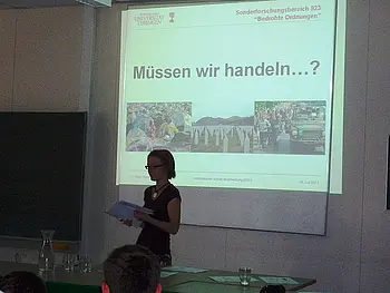 SFB-Mitarbeiterin Anne Theobald zu Besuch in der Wilhelm-Schickard-Schule Tübingen. Foto: SFB 923