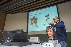 Der Wissenschaftler Dr. Thomas Dresler stellt die Möglichkeiten transportabler neurowissenschaftlicher Geräte vor. Foto: Ulrich Metz/Universität Tübingen