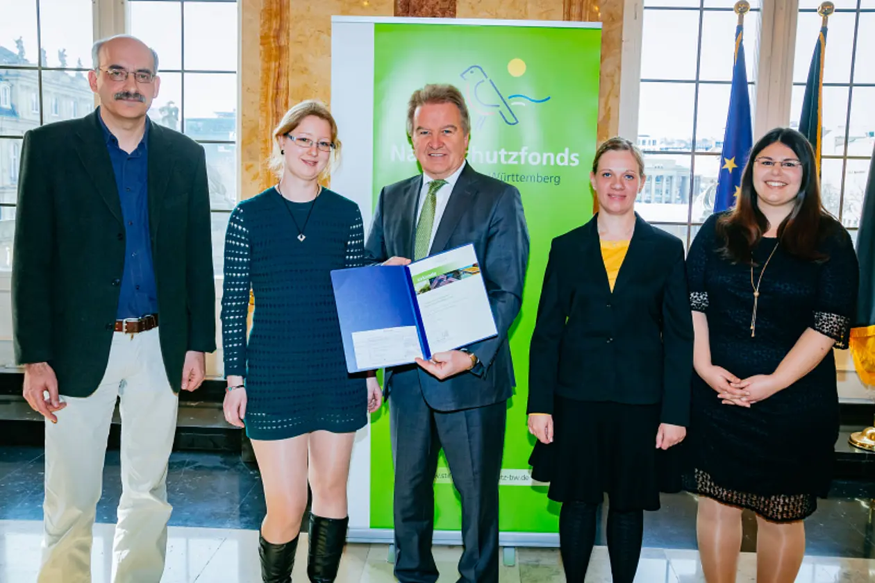 Überreichung der Urkunde und des Schecks an die Vertreter der Bunten Wiese Tübingen (v.L.: Prof. Dr. Oliver Betz, Simone Edenhart, Minister Franz Untersteller, Stefanie Herbst, Tamara Ayoub). Foto: Thomas Niedermüller/Stiftung Naturschutzfonds