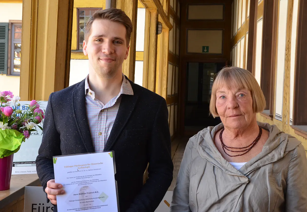 Preisträger Matthias Friedrich und die Stifterin der neuen Auszeichnung, Professorin Barbara Scholkmann. Foto: Hildegard Jensen / Universität Tübingen