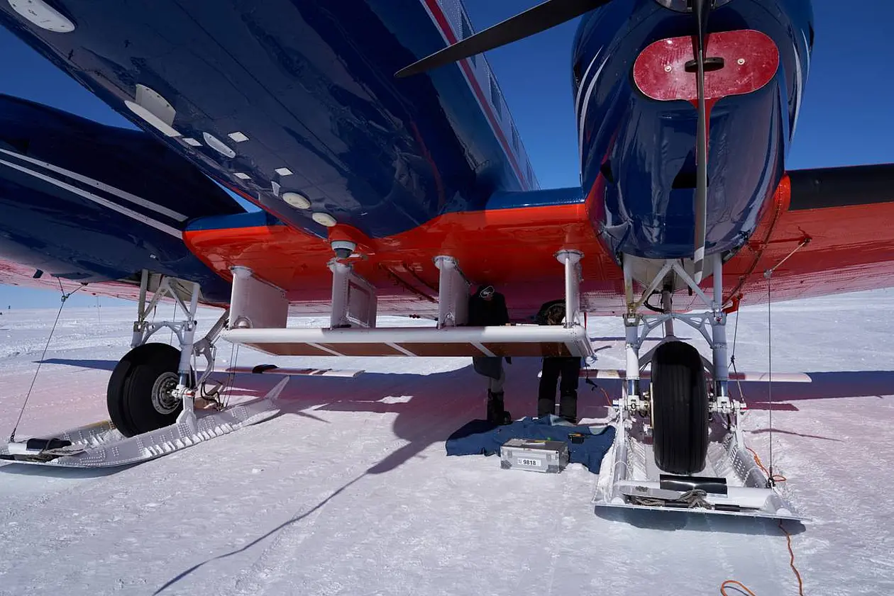 Mit dem Radar an der Unterseite der Forschungsflugzeuge Polar 5 und Polar 6 konnten die Forschenden an Bord ins Innere des NEGIS schauen.