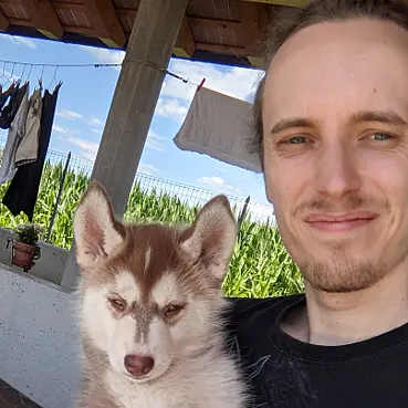 Portraitfoto of Massimo Bini with Puppy