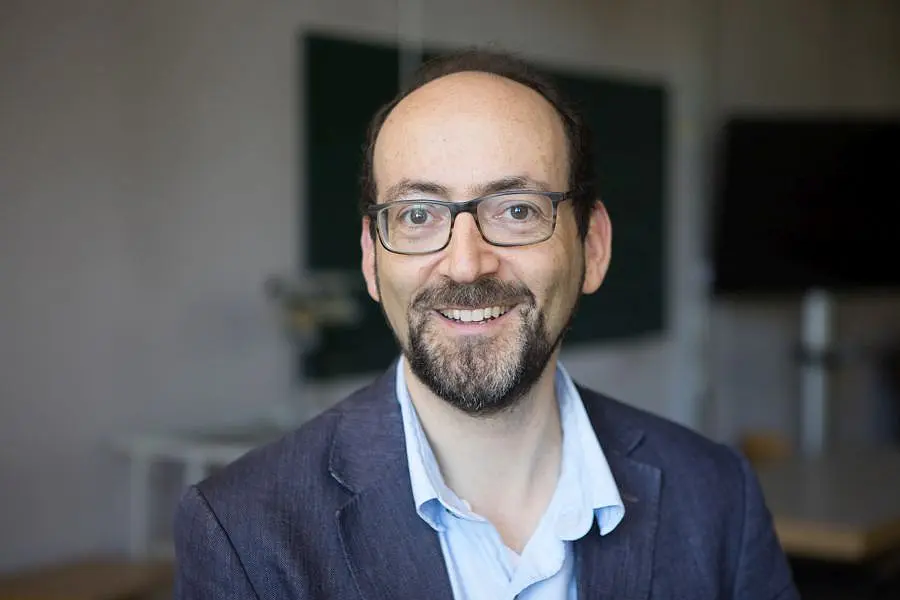 Porträtfoto von Dr. Daniel Weiss 
