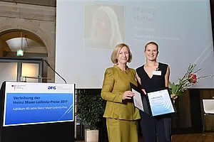 Bundesforschungsministerin Johanna Wanka übergibt den Preis an Mandy Hütter. Foto: © DFG / David Ausserhofer