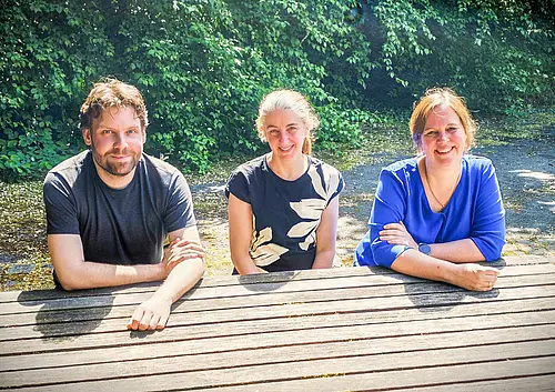Projekt „Mit/trotz KI reflektiert schreiben“: Dennis Hoksch (links) und Tanja Budde (rechts) vom Diversitätsorientierten Schreibzentrum, in der Mitte Dr. Sandra Dietz vom Fachbereich Biologie.