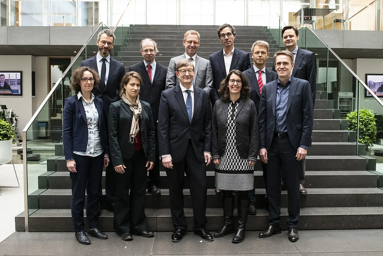 Vertreterinnen und Vertretern der sechs Netzwerk-Standorte mit Frau Dr. Proksch, Geschäftsführerin der Gemeinnützigen Hertie-Stiftung für den Bereich „Gehirn erforschen“ und Professor Wiestler, Vorsitzender der Auswahljury bei der Bekanntgabe der Standorte des Hertie Network.