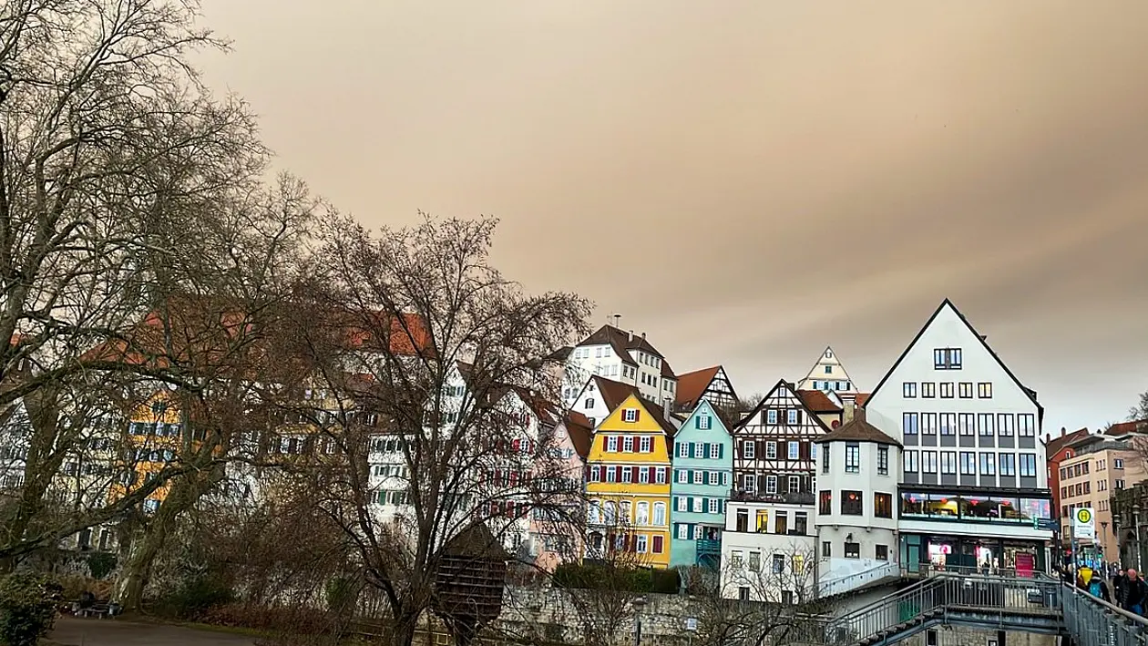 Tübinger Neckarfront vor gelb-rötlichem Himmel