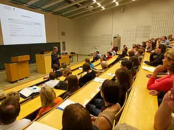 Rektor Prof. Dr. Bernd Engler erläutert die nächsten Schritte zur Umsetzung der Exzellenzprojekte. Foto: Friedhelm Albrecht/Universität Tübingen