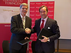 Pedro de Elejabeitia, Vorstandsmitglied der Santander Consumer Bank (rechts) und Rektor Professor Bernd Engler (links) unterzeichneten den Kooperationsvertrag. Foto: Friedhelm Albrecht/Universität Tübingen