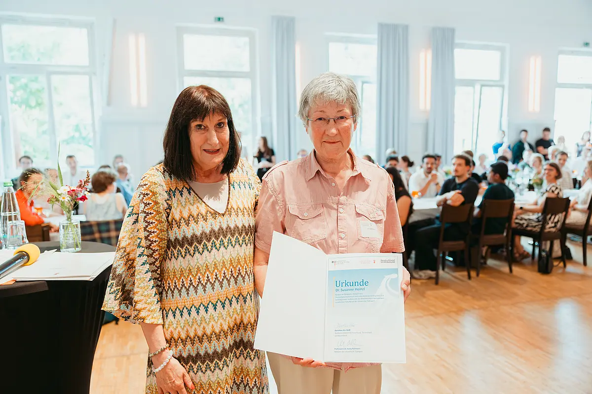 Prof. Dr. Karin Amos, Prorektorin für Lehre und Studium, mit Dr. Susanne Heinzl (Privatspenderin, Alumna der Universität Tübingen). 
