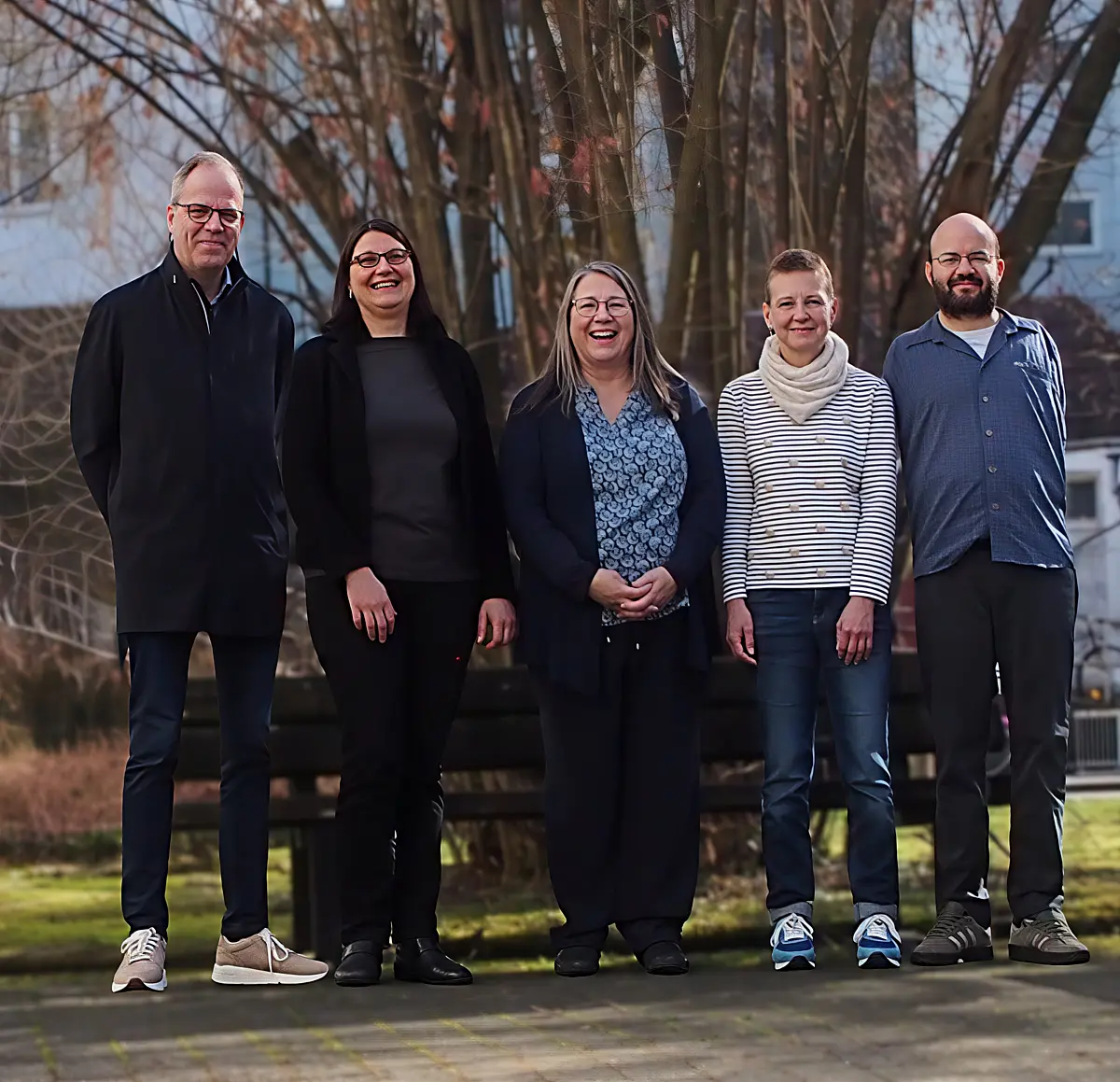 Wolfgang Polleichtner, Aurelia Boy, Kirsten Schirrmeister, Susanne Rieß-Stumm und Daniel Maier von der Schwerbehindertenvertretung der Universität Tübingen stehen zusammen in einer Reihe und lächeln.