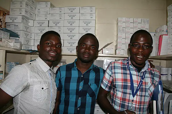 Drei malawische Pharmaziestudierende bei der Bestandsaufnahme von Malaria-Medikamenten und Antihypertensiva in einem Health Center (v.l.n.r. Daniel Moyo, Peter Zgambo, Jeremiah Kabaghe). 