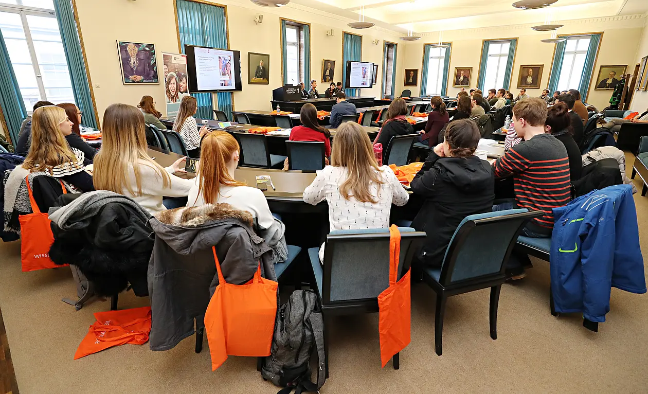 Plenum und Podiumsdiskussion zu Entrepreneurship Education im Großen Senat der Neuen Aula 