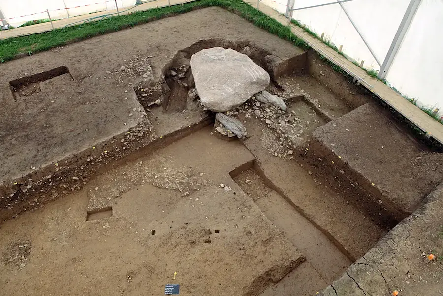 Der Dolmen von Oberbipp von oben zu Beginn der Ausgrabung. 