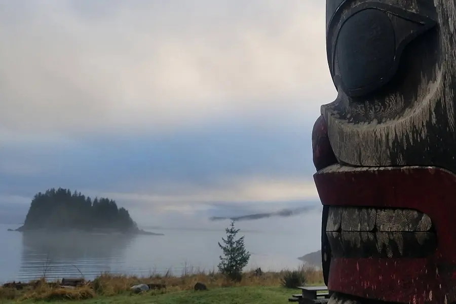Ts’aahl-Totempfahl von Garner Moody in Skidegate auf der Insel Haida Gwaii, Kanada