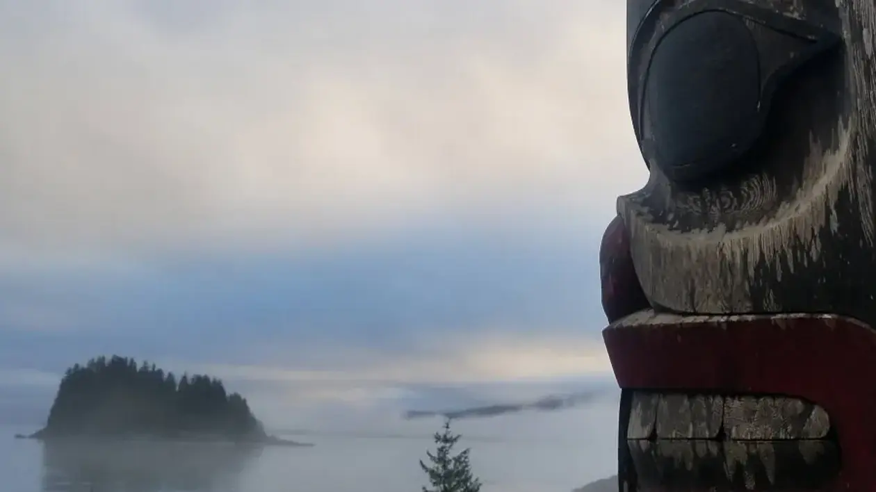 Ts’aahl-Totempfahl von Garner Moody in Skidegate auf der Insel Haida Gwaii, Kanada