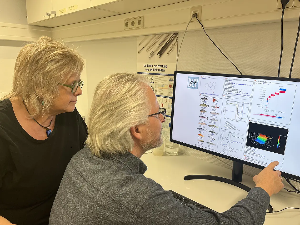 Rita Triebskorn and Heinz Köhler looking at a screen.
