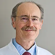 Hans-Peter Thier lächelt in die Kamera
