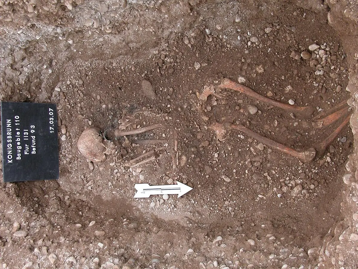 Female burial from the site of Königsbrunn “Obere Kreuzstraße” with copper artefacts belonging to the head dress, a regional characteristic of the Early Bronze Age in southern Bavaria.