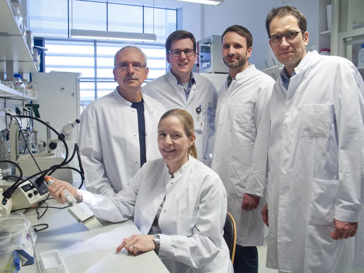 Das preisgekrönte Forscherteam, bestehend aus fünf Personen, im Labor