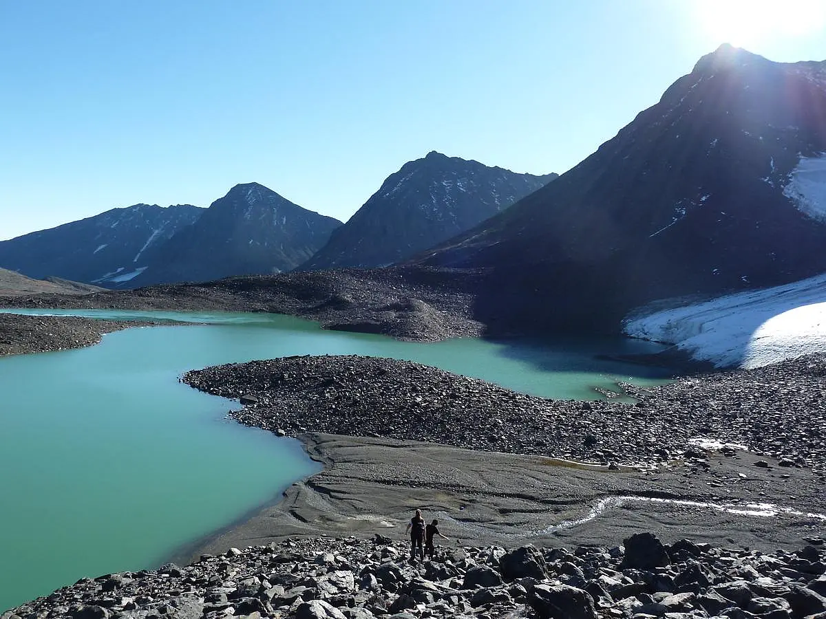 Landschaftsaufnahme: Berg mit See im Vordergrund