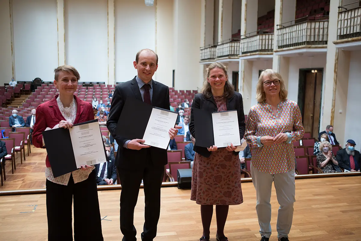 Das Foto zeigt die Preisträger des Lucas-Preises für Nachwuchswissenschaftler der Jahre 2020 bis 2022