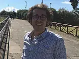 Ein Mann Ende 30 mit runder Brille und Wuschelkopf