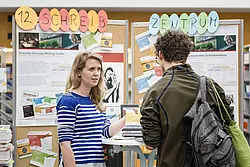 Jennifer Wenninger, studentische Schreibtutorin, am Stand des Schreibzentrums