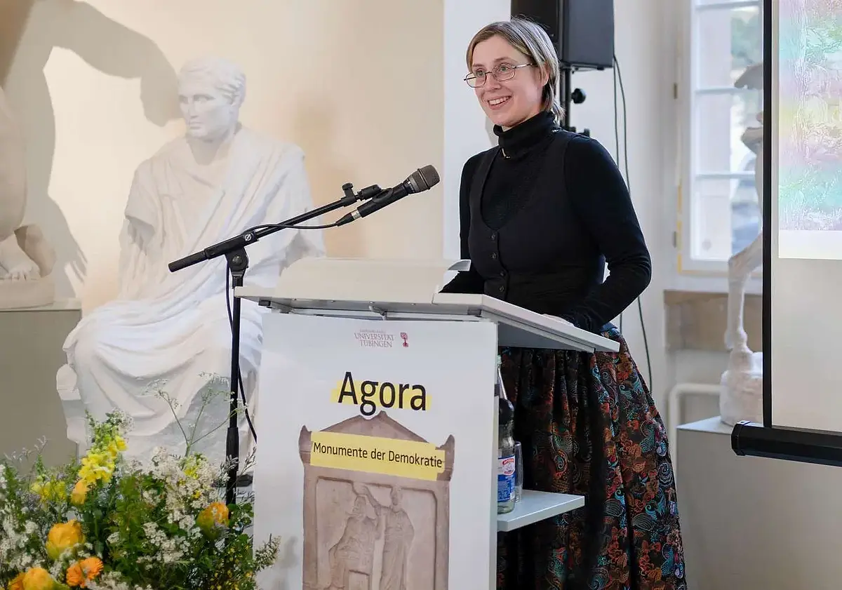 Foto von Nadja Mozdzen bei der Eröffnung der Ausstellung  „Agora – Monumente der Demokratie”