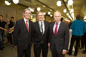 Rektor Professor Dr. Dr. h. c. Bernd Engler, der neue Ehrensenator Dr. Dieter Kurz und Laudator Professor Dr. Jürgen Mlynek (von links nach rechts). Fotos: Universität Tübingen / Friedhelm Albrecht