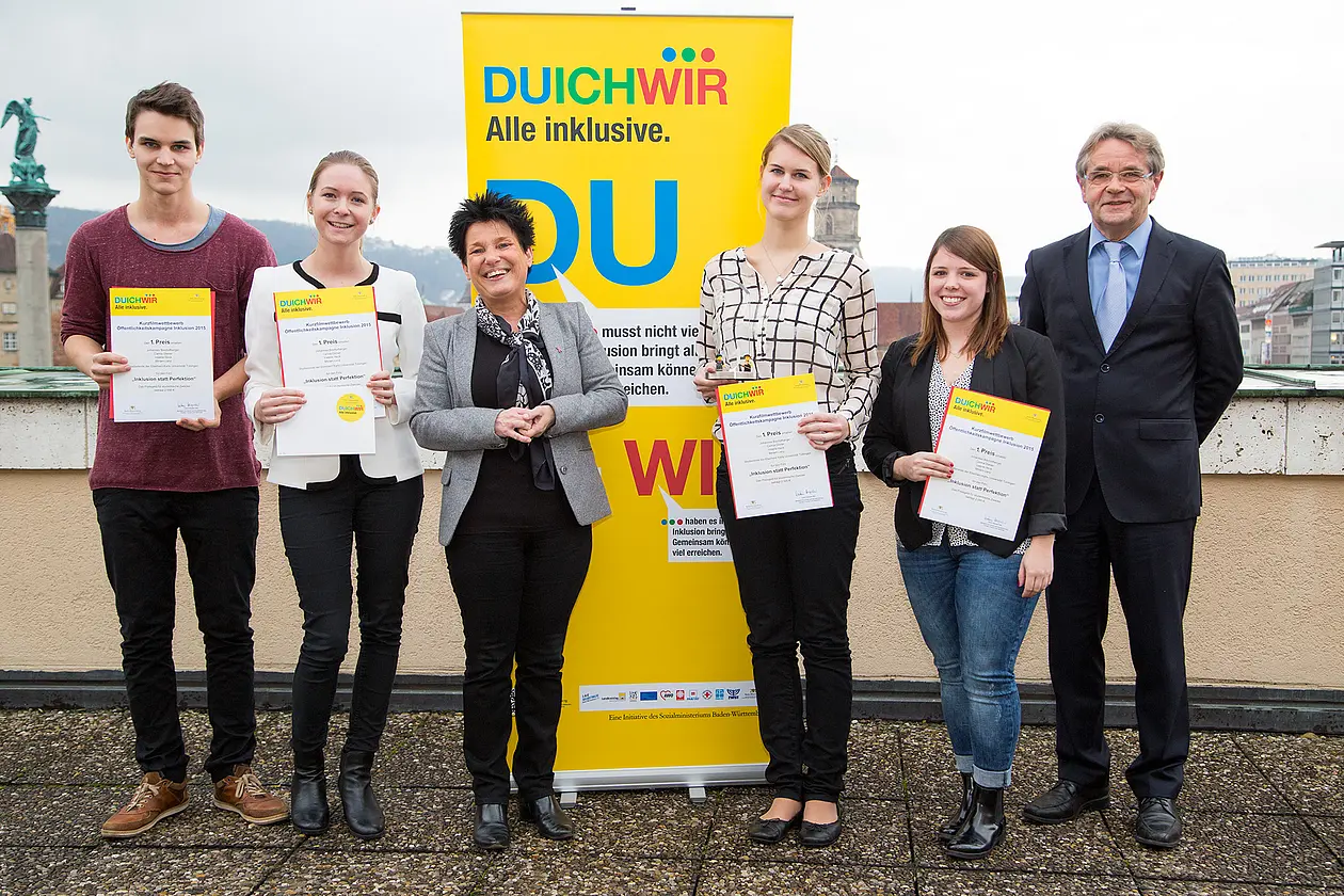 Siegerteam „Inklusion statt Perfektion“ (von links): Jo Bischofberger, Miriam Lenz, Carina Diener, Valerie He, mit Katrin Altpeter (Ministerin für Arbeit und Sozialordnung, Familie, Frauen und Senioren, 3. von links) und Gerd Weimar (Beauftragter der Landesregierung für die Belange von Menschen mit Behinderungen in Baden-Württemberg, ganz rechts). Fotos: Sozialministerium Baden-Württemberg