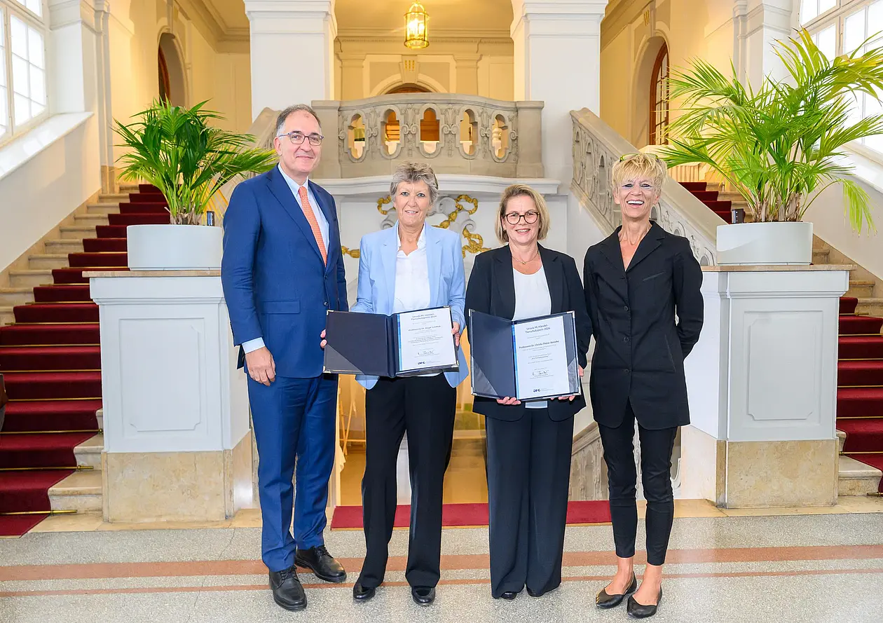 FG-Vizepräsident Prof. Dr. Peter Seeberger, die Preisträgerinnen Prof. Dr. Birgit Schittek und Prof. Dr. Christa Thöne-Reineke sowie die Vorsitzende der Jury des Ursula M. Händel-Tierschutzpreises und der Ständigen Senatskommission für tierexperimentelle Forschung der DFG, Prof. Dr. Brigitte Vollmar.