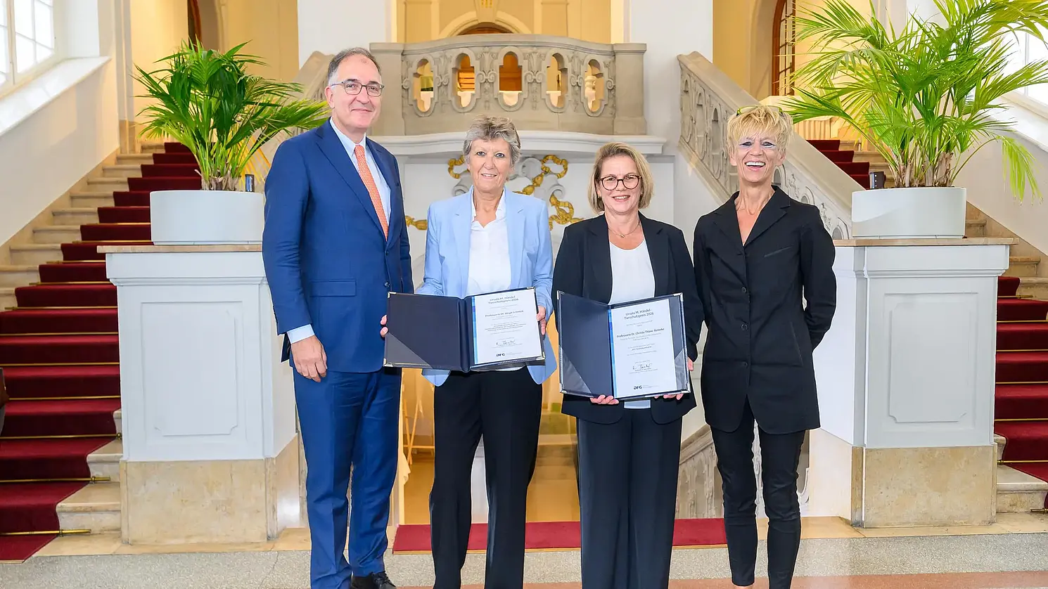 FG-Vizepräsident Prof. Dr. Peter Seeberger, die Preisträgerinnen Prof. Dr. Birgit Schittek und Prof. Dr. Christa Thöne-Reineke sowie die Vorsitzende der Jury des Ursula M. Händel-Tierschutzpreises und der Ständigen Senatskommission für tierexperimentelle Forschung der DFG, Prof. Dr. Brigitte Vollmar.