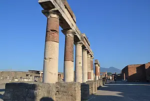 Blick in die Ostportiken des Forums von Pompeji