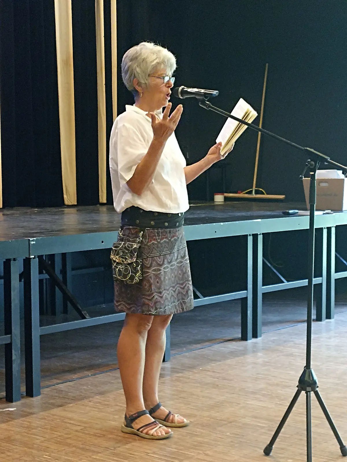 Die Autorin Karin Bruder liest aus ihrem Buch vor 