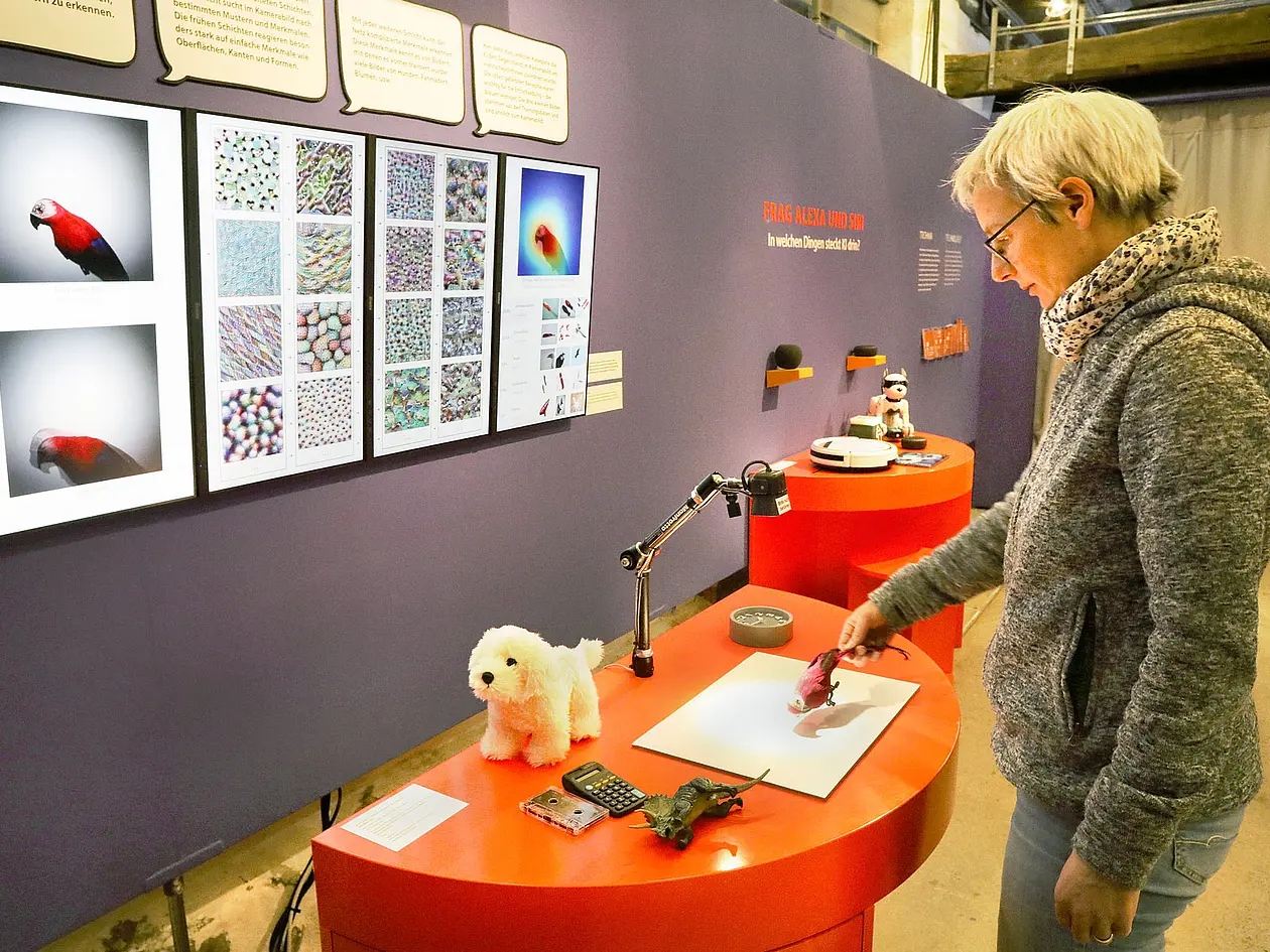 Ulrike von Luxburg bei der "Cyber and the City" Ausstellung