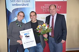 Von links nach rechts: Prof. Dr. Katerina Harvati-Papatheodorou,  der Preisträger Dr. Adrian Pablos und Prof. Dr. Nicholas J. Conard. Foto: Hilde Jensen