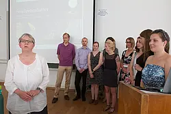 Ein Gruppenpreis ging an die Teilnehmerinnen und Teilnehmer des Seminars „Einführung in den Wissenschaftsjournalismus“ von Judith Rauch, für das Online Magazin „Studentenfutter“.
