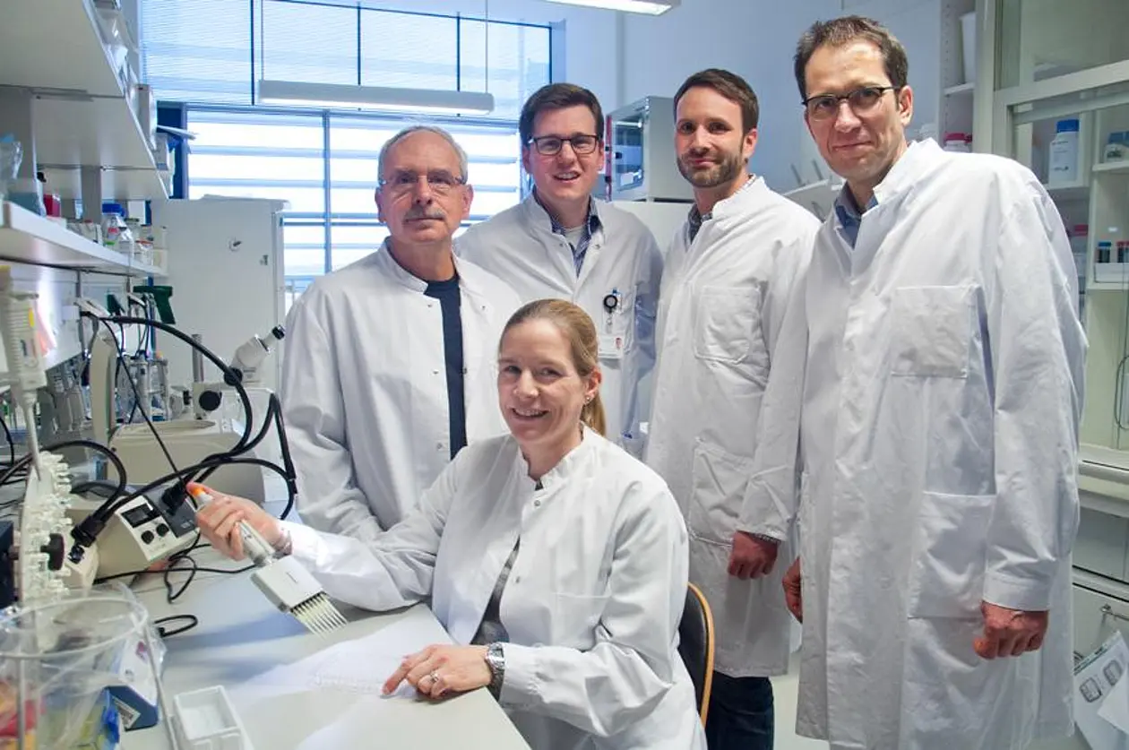 Forschen an genetisch-bedingten Epilepsien: Preisträgerin Dr. Ulrike Hedrich-Klimosch und ihre Kollegen Dr. Markus Wolff, Dr. Stephan Lauxmann, Dr. Thomas Wuttke, Prof. Dr. Holger Lerche (v.l.n.r.). Copyright: Mareike Kardinal | Hertie-Institut für klinische Hirnforschung