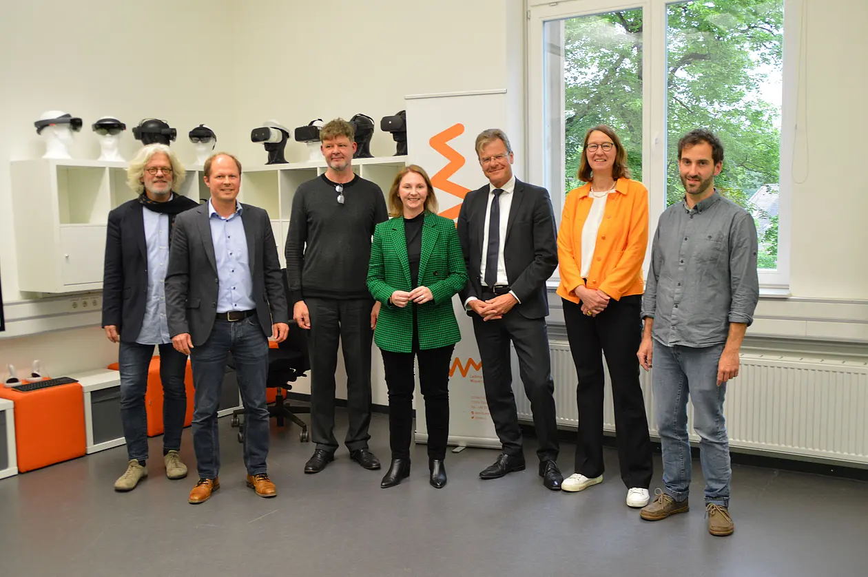 Gruppenbild mit Staatssekretärin Sandra Boser und den Forscherinnen und Forschern von LEAD
