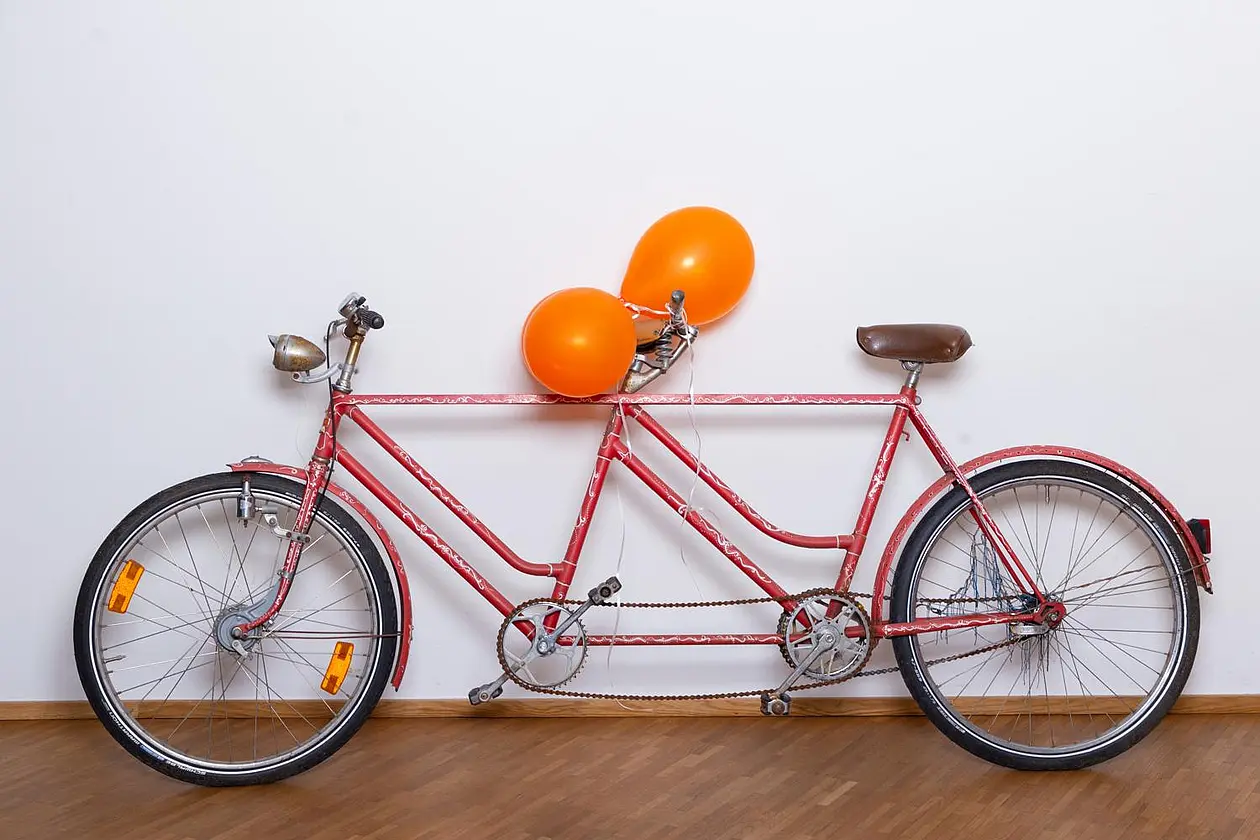 Tandem, an dem zwei Luftballons befestigt sind
