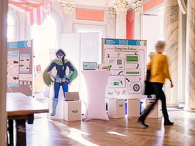Besucherin und Posterwände
