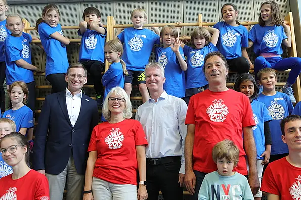 Bildmitte von links nach rechts: Kanzler Dr. Andreas Rothfuß, Gabi Efferenn vom Familienbüro, Institutsdirektor Prof. Oliver Höner und Seminarleiter Andreas Dietrich (beide Institut für Sportwissenschaft)