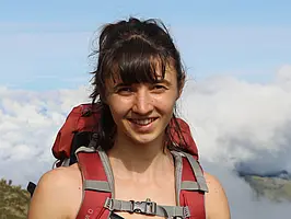 Das Foto zeigt Muriel Racky, die in die Kamera lächelt.
