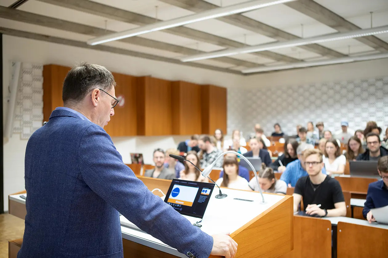 Rhetorik-Vorlesung im Hörsaal des Brechtbaus.