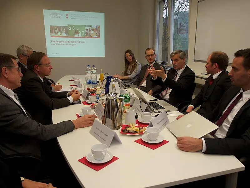 Rektor Prof. Bernd Engler im Gespräch mit Kultusminister Stoch. Bild: Friedhelm Albrecht / Universität Tübingen